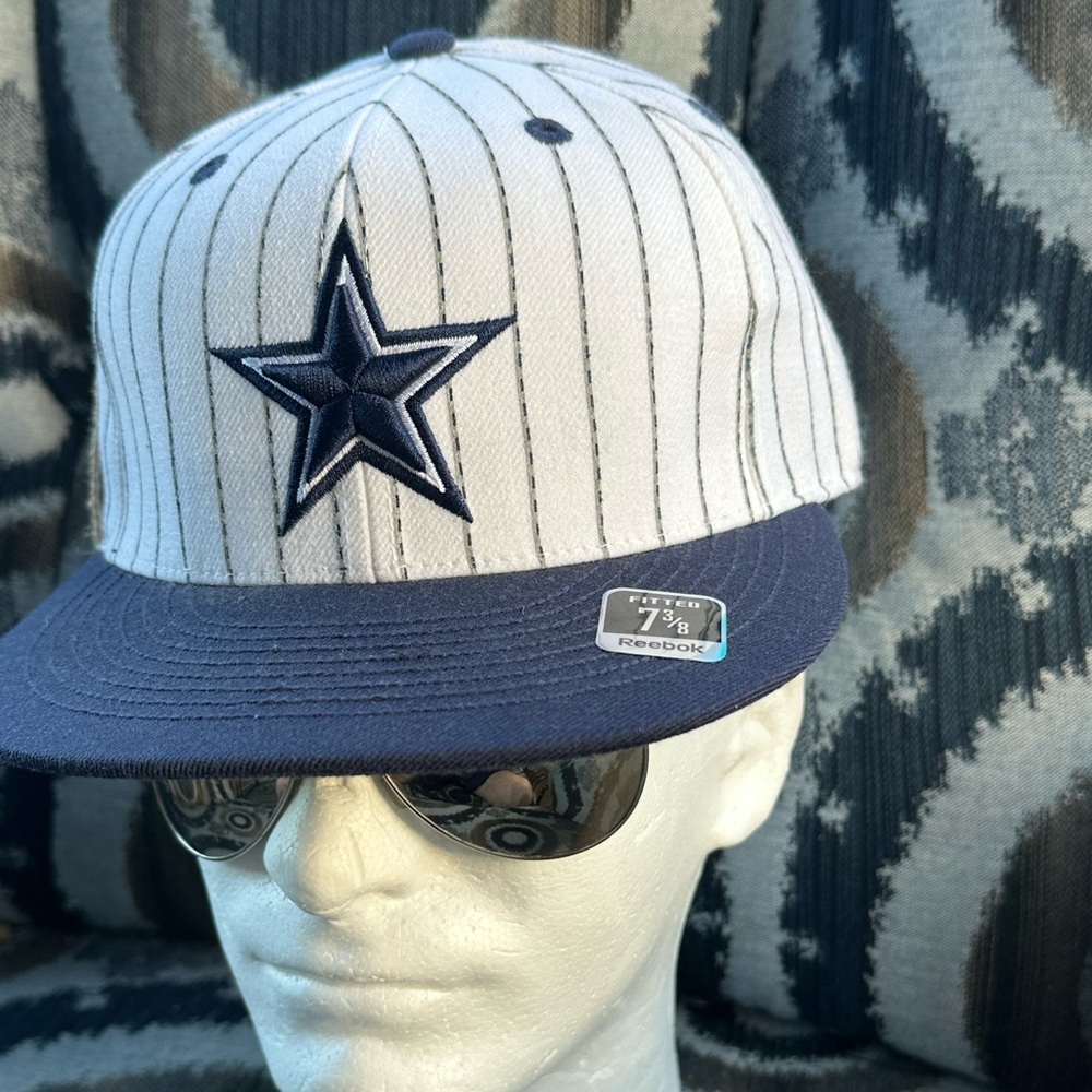 Reebok Dallas Cowboys fitted 7 3/8 NFL licensed cap. NWT, licensed hologram